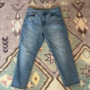 DISTRESSED AMERICAN EAGLE MOM JEAN IN SIZE 2 - EXTRA SHORT LENGTH